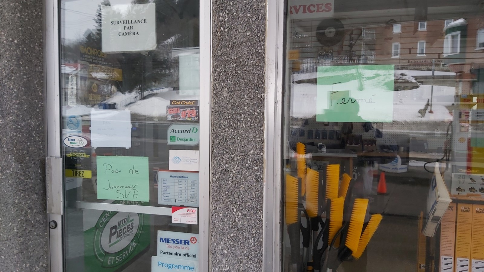 Une affiche dans la porte du garage réfère à un numéro de téléphone pour joindre le Syndic Roy Métivier Roberge.
