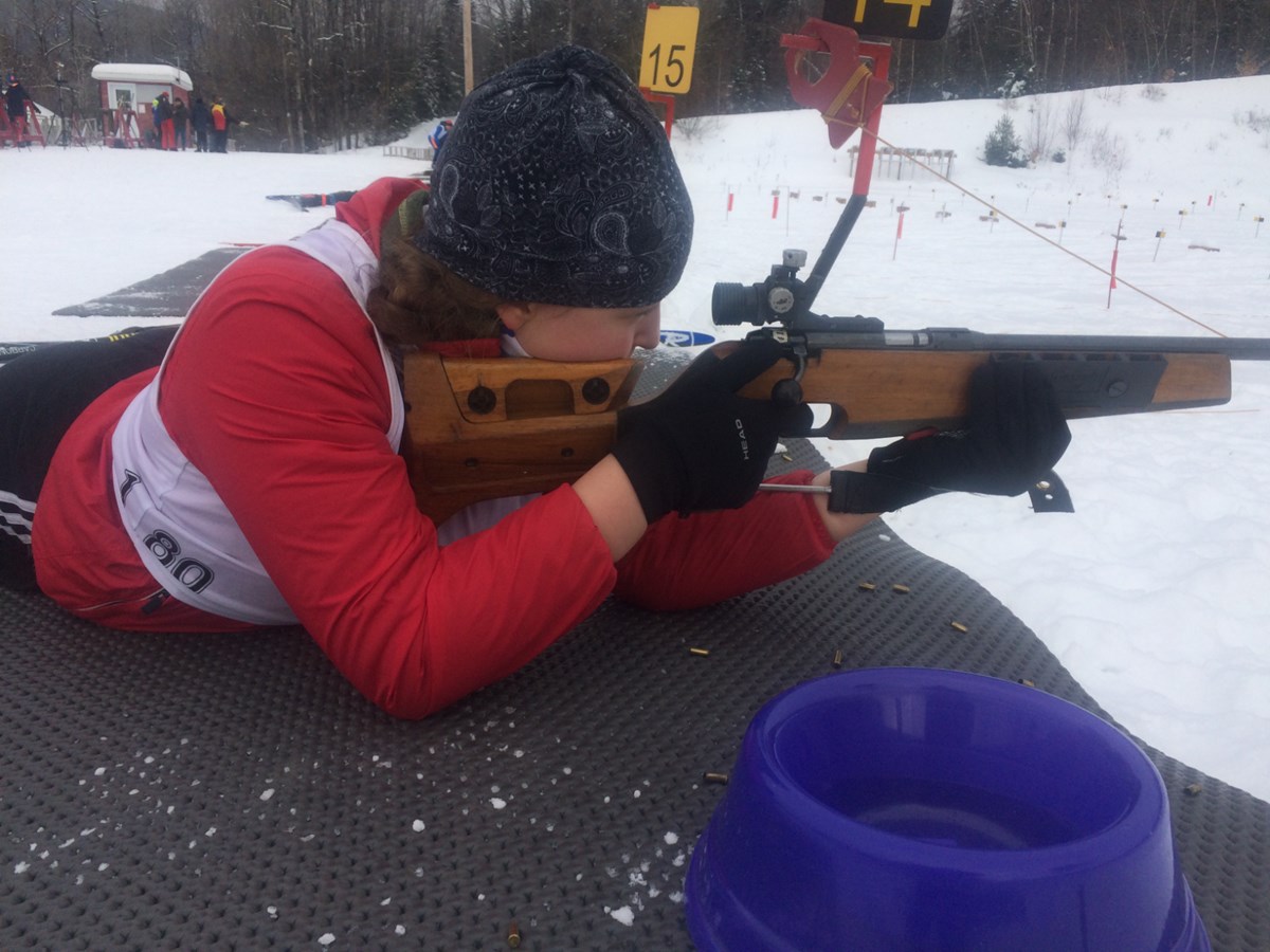 Plusieurs biathloniens grimpent les marches du podium
