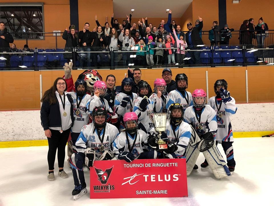 Les joueuses des Avalanches de Sainte-Julie, gagnantes de la finale atome B.