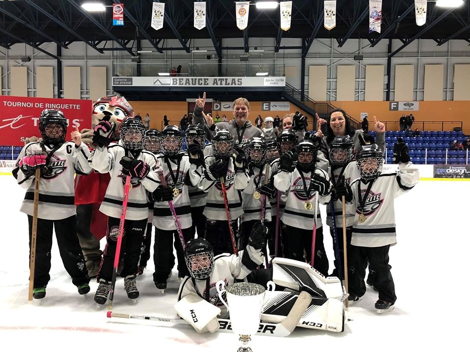 L'équipe de Havre-Saint-Pierre, gagnante de la finale novice C.