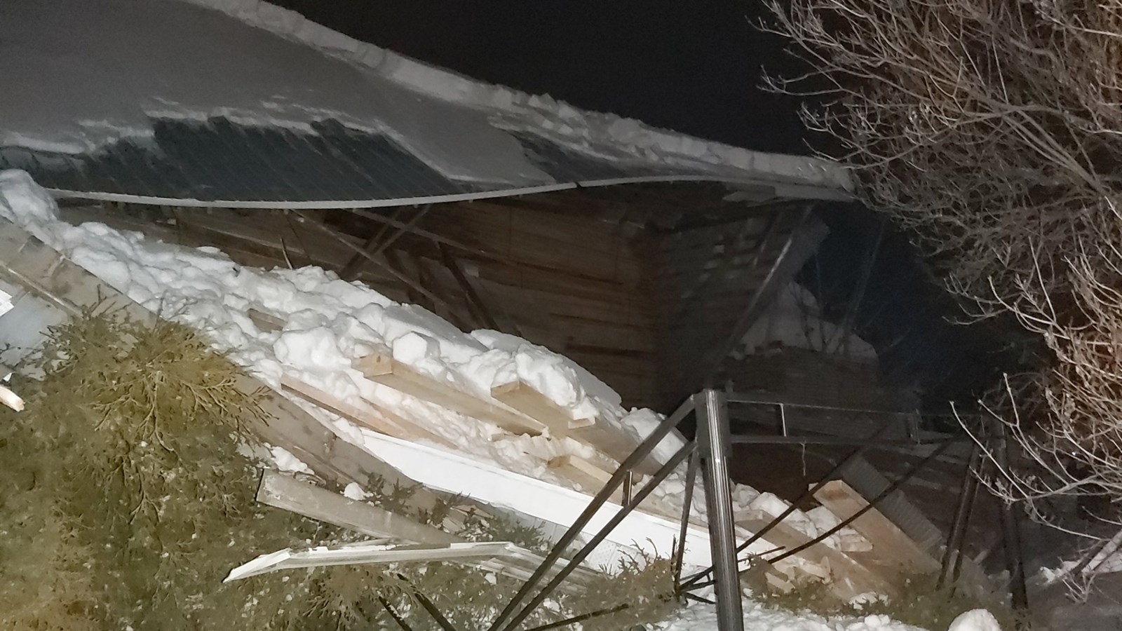 Affaissement du toit d'un entrepôt à bois chez Séchoirs de Beauce