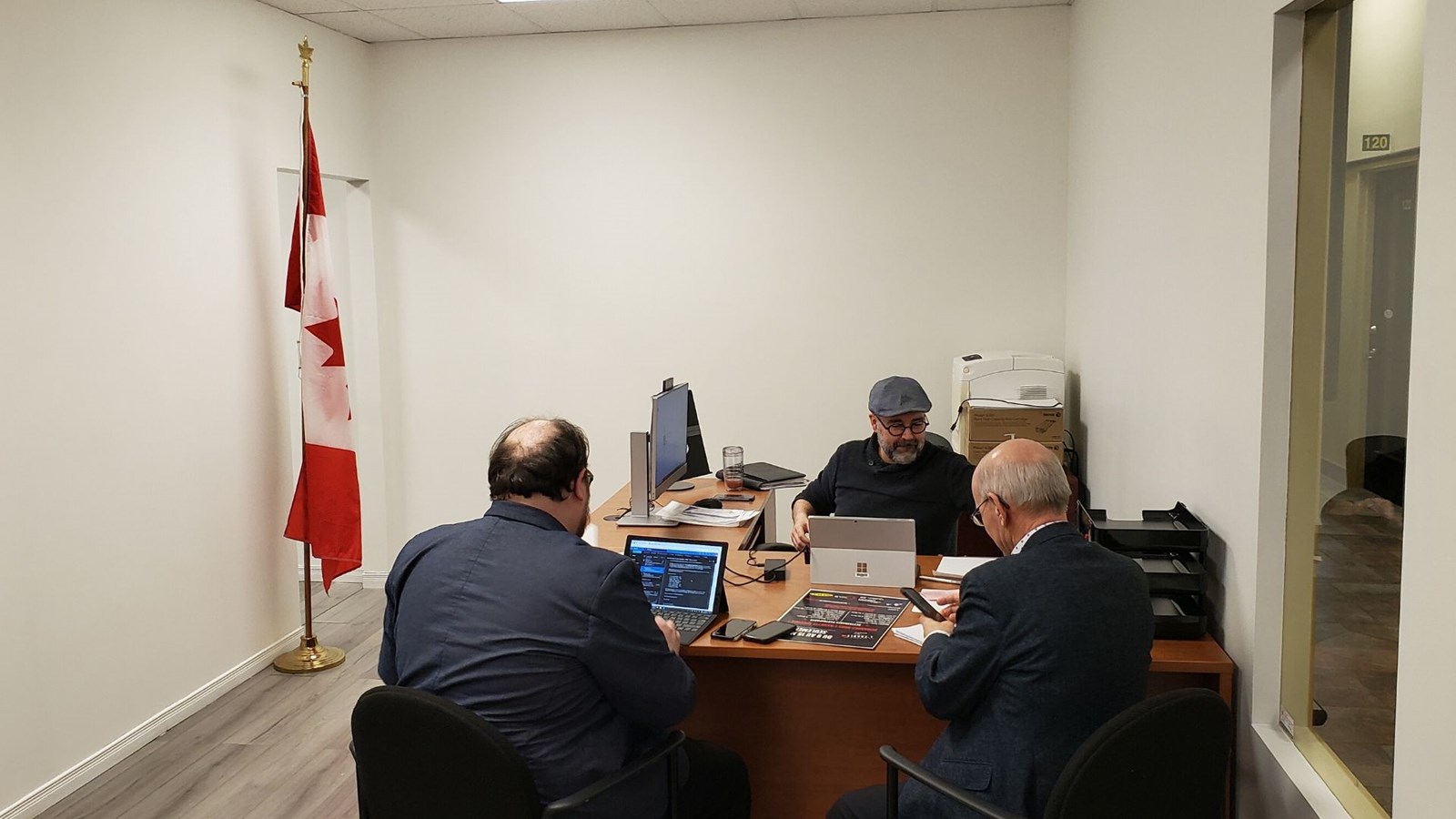Le bureau est divisé en deux pièces