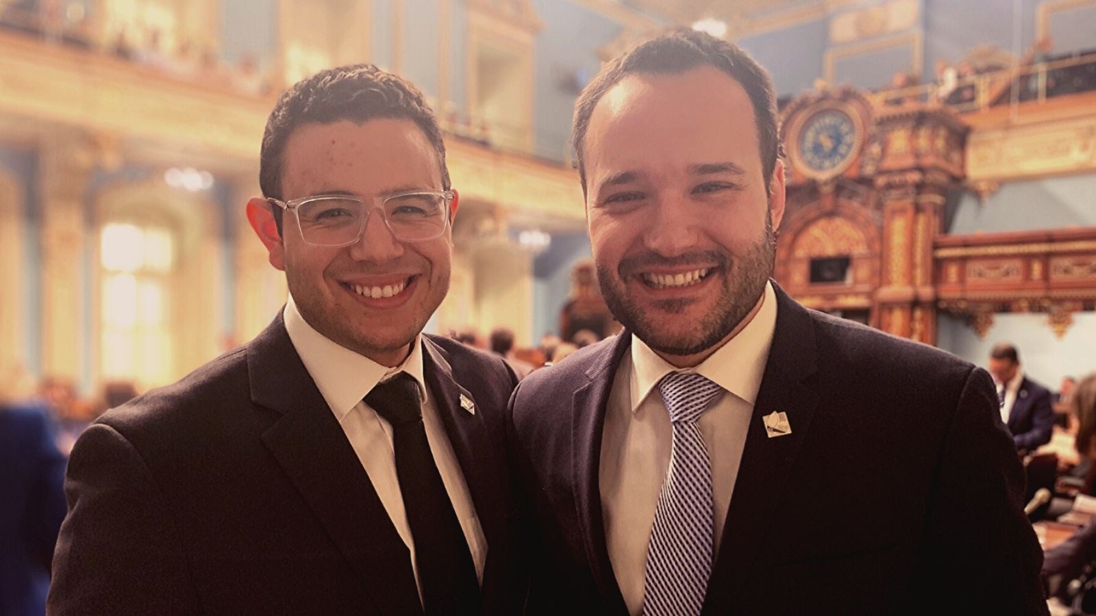 Samuel Poulin, en compagnie du ministre de la Famille, Mathieu Lacombe.