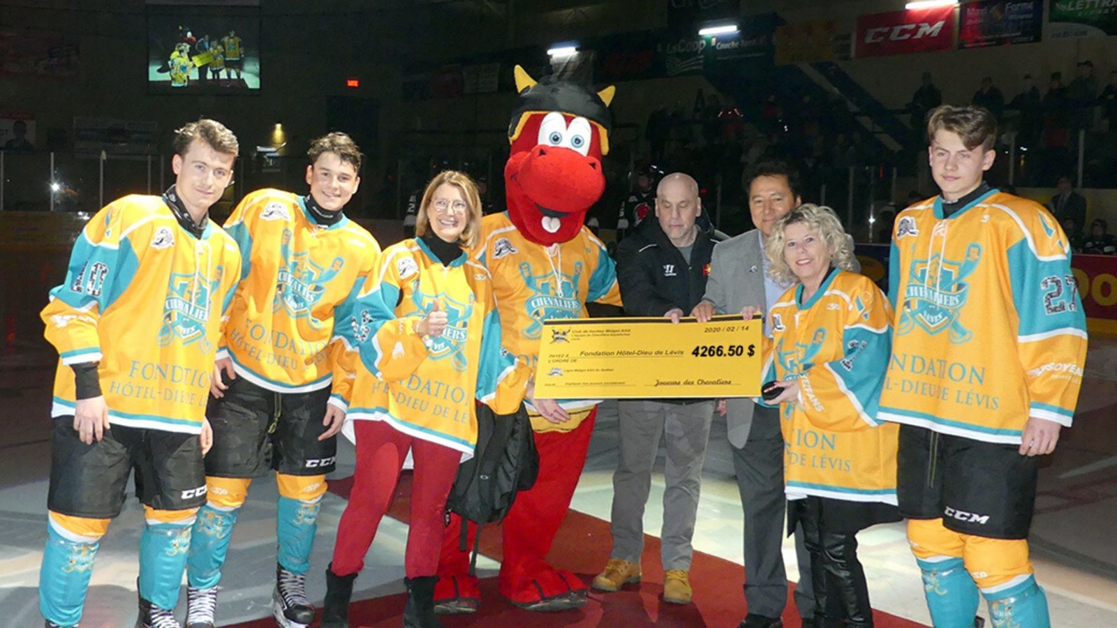 Les Chevaliers ont remis un chèque de 4 266,50 $ à la Fondation. 