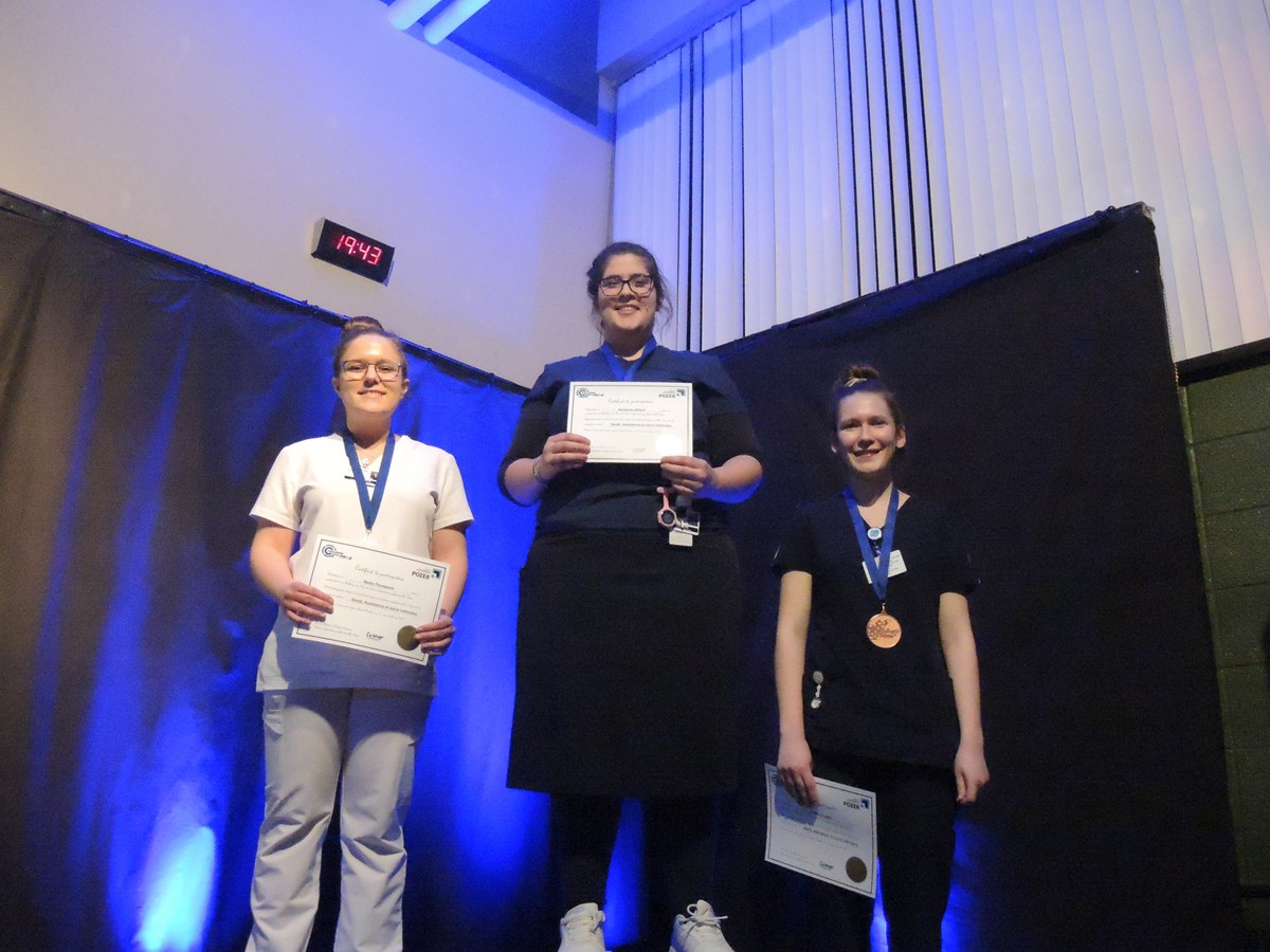 Les gagnantes dans la discipline Infirmiers et infirmières auxilaires (SASI groupe intermédiaire) : Karianne Allison (or), Nadia Thompson (argent), Amélie Asselin (bronze).