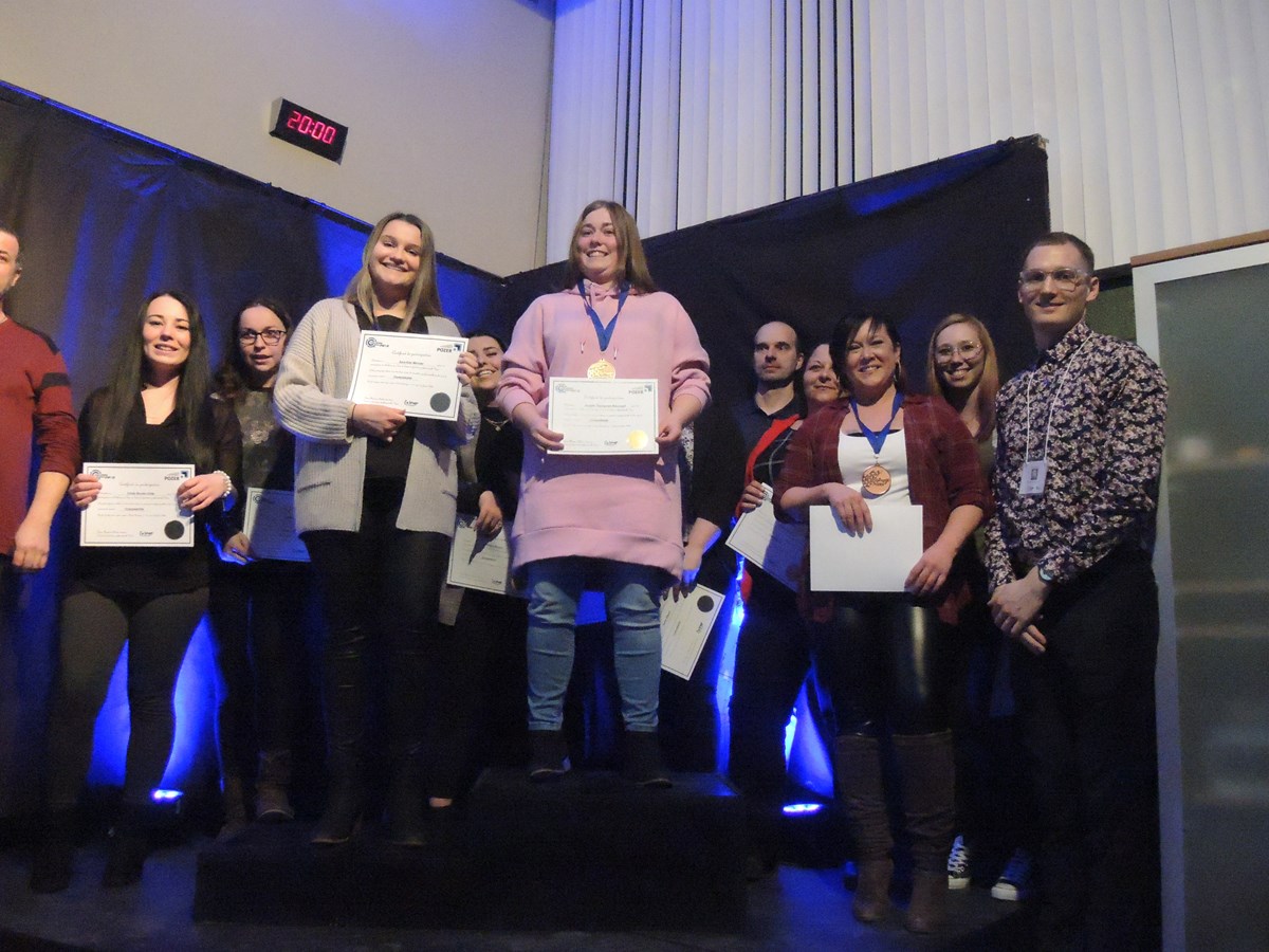 Les gagnantes dans la discipline Comptabilité : Victoria Bisson, Anjolie Thompson-Rancourt, Isabelle Gaumond et Patricia Fortier (or), Pier-Anne Guay, Cindy Boutin, Sara-Kim Mercier et Nadia Champagne (argent), Gino Boisvert, Stéphanie Bell, Mélanie Landry, Nadia Gilbert et Catherine Guay (bronze).