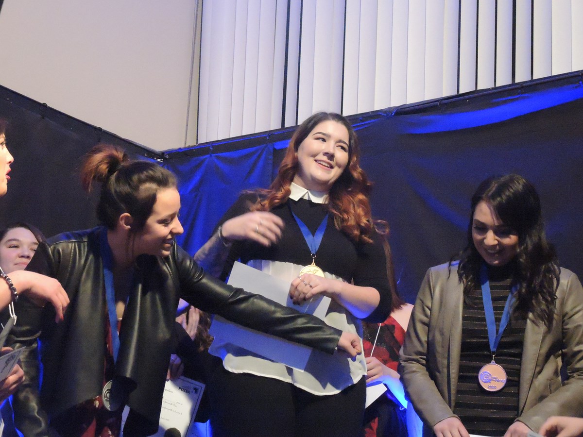 Les gagnantes dans la discipline Coiffure : Frédérike Pouliot-Bédard (or), Rosalie Beaudoin-Maguire (argent), Ophélie Paridaens (bronze).