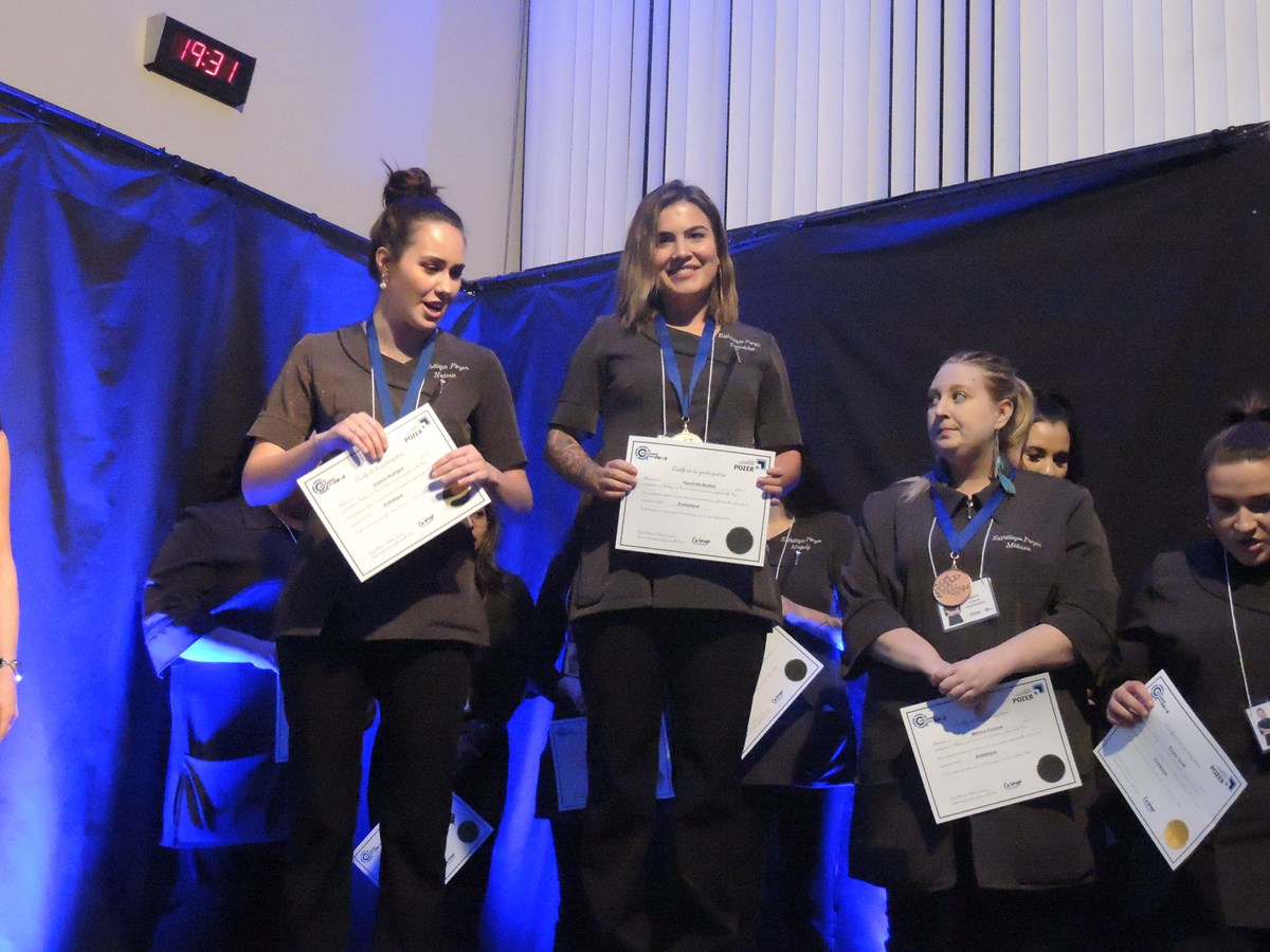 Les gagnantes dans la discipline Esthétique et épilation (maquillage) : Yannicka Bolduc (or), Noémie Rodrigue (argent), Mélissa Couture (bronze).