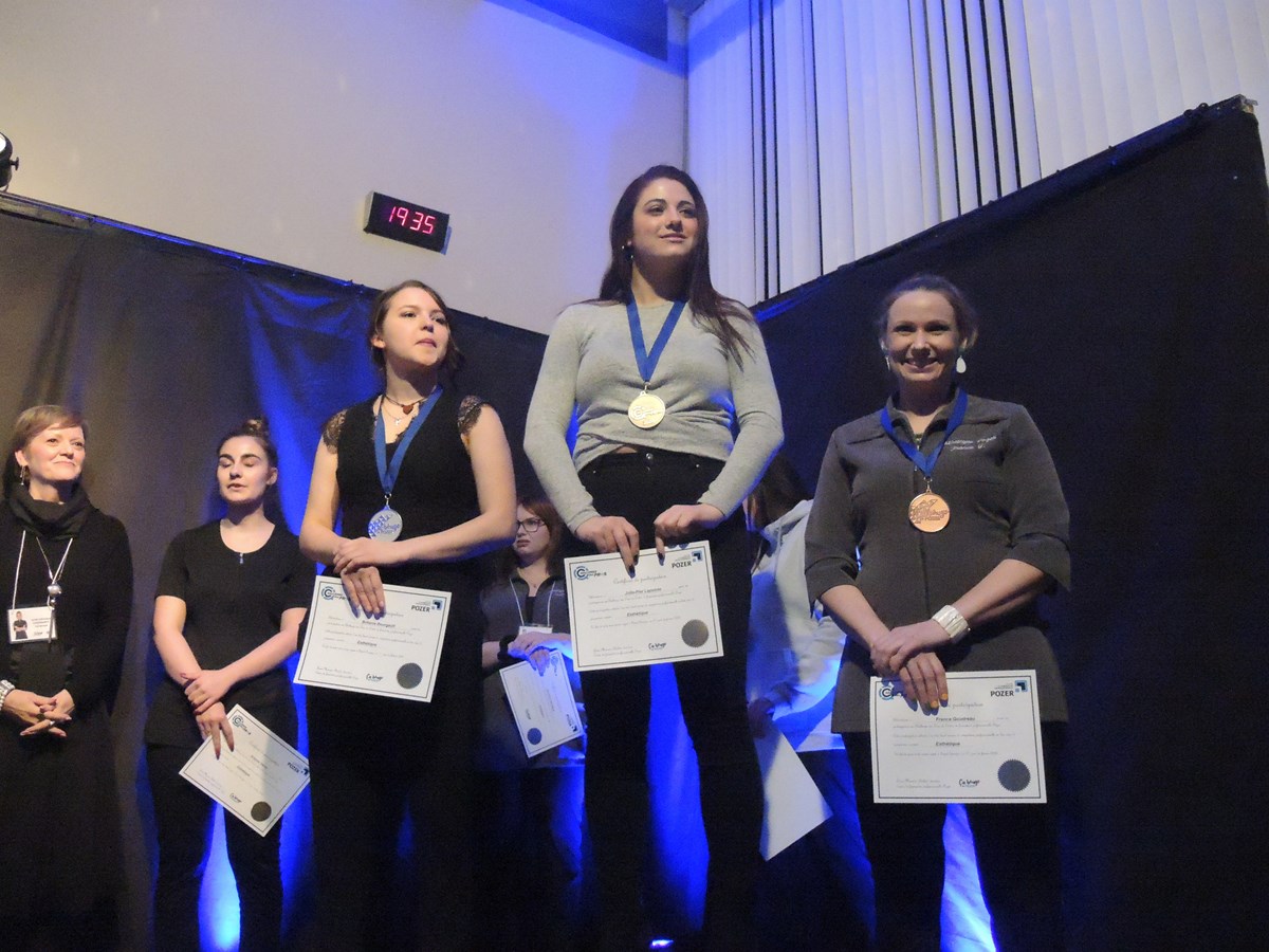 Les gagnantes dans la discipline Esthétique et épilation (pose d'ongles) : Julie-Pier Lapointe (or), Britany Bourgault (argent), France Goudreau (bronze).