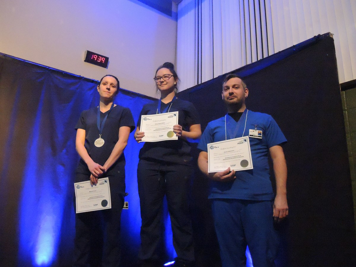 Les gagnants dans la discipline Préposé aux bénéficiaires (APED) : Fanny Dupuis-Bizier (or), Mélanie Pouliot (argent), Keven Létourneau (bronze).