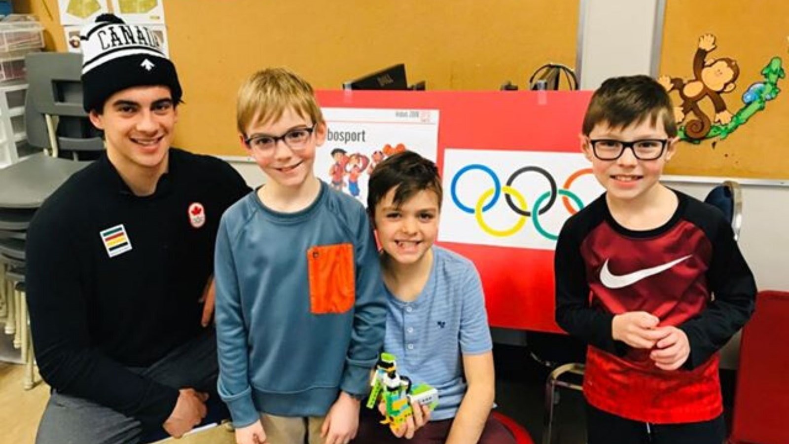 Eliot Grondin et les élèves qui participeront à l'Amical de robotique