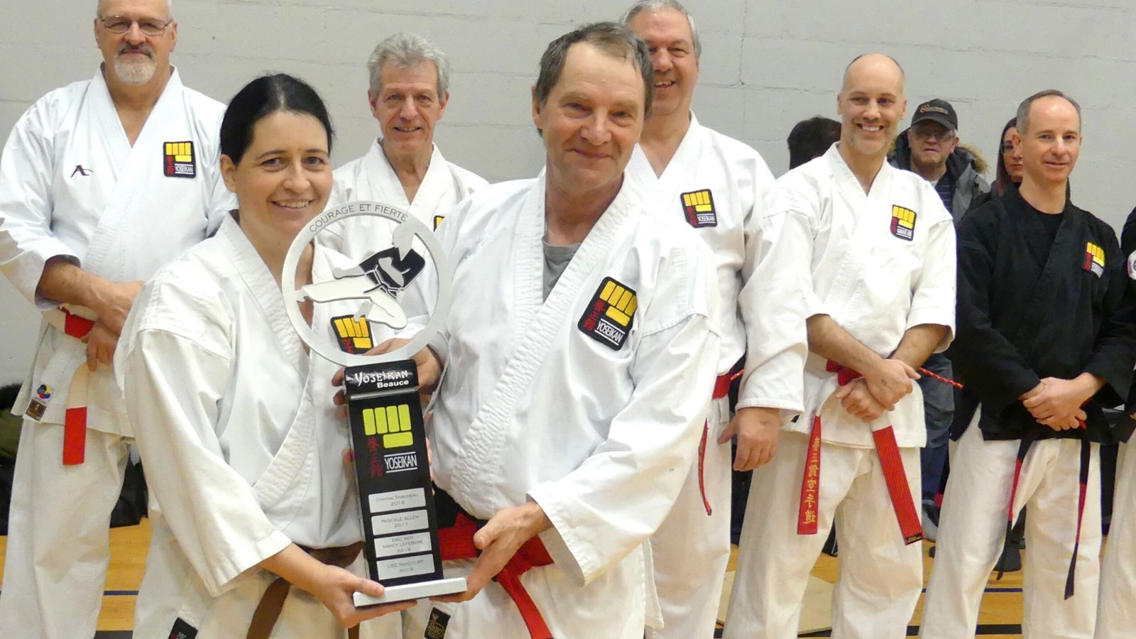 Le trophée Yoseikan Beauce a été remis cette année à Lise Rancourt. Elle l'a reçu des mains du Sensei François Poirier.