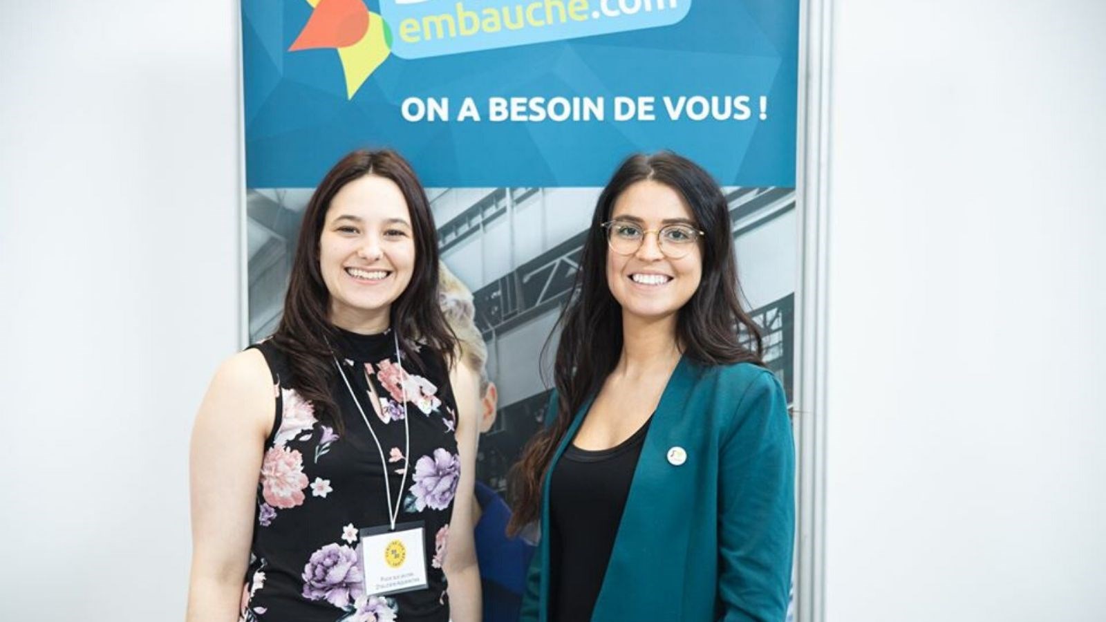 Léa Duquet, agente de liaison et de promotion à La Beauce embauche, ainsi qu’Isamaude Hogue Claveau de Place aux jeunes en région Robert-Cliche au Salon de l’emploi et de la vie en région du 6 février dernier.