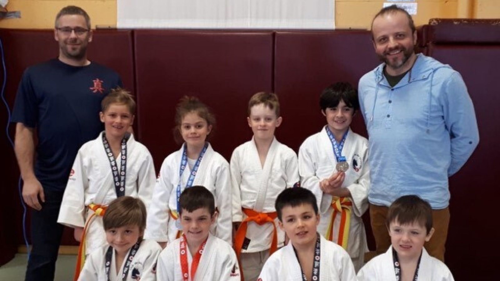 Judokas U10  accompagnés des entraîneurs Cédric Plante et Martin Beaulieu.