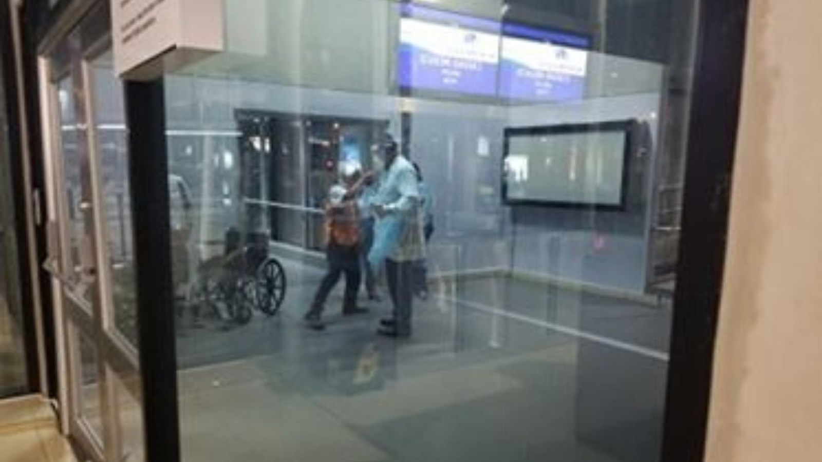 Vérification des voyageurs à l'aéroport de Guatemala.