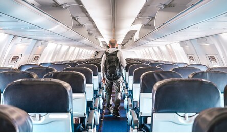 La DSP, en collaboration avec la Ville de Montréal, a dévoilé un plan d'intervention à l'aéroport Montréal-Trudeau spécifiquement mis en place pour les voyageurs de retour de l'étranger.
