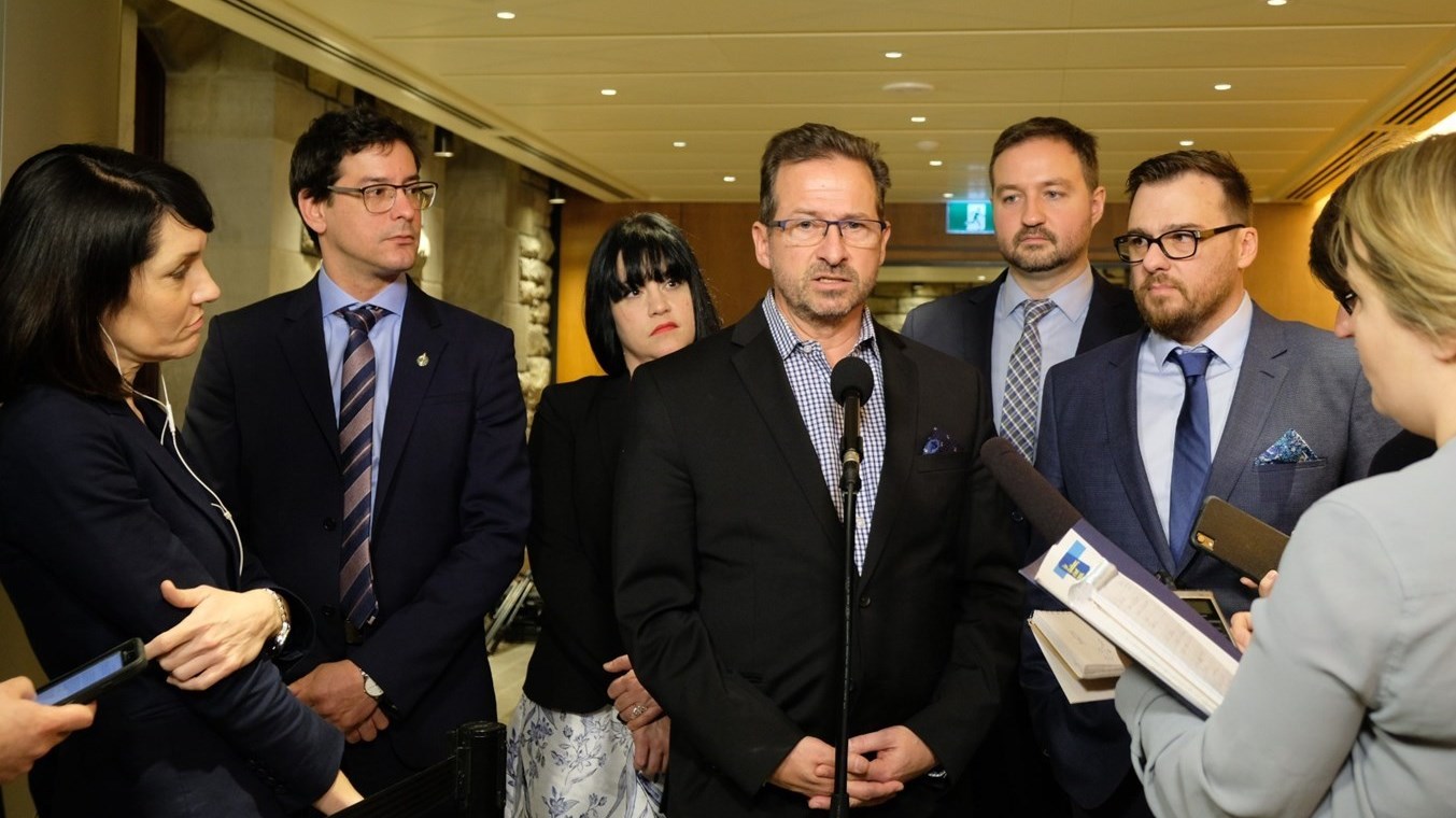 Le chef bloquiste Yves-François Blanchet, entouré des députés Alexis Brunelle-Duceppe et Mario Simard.