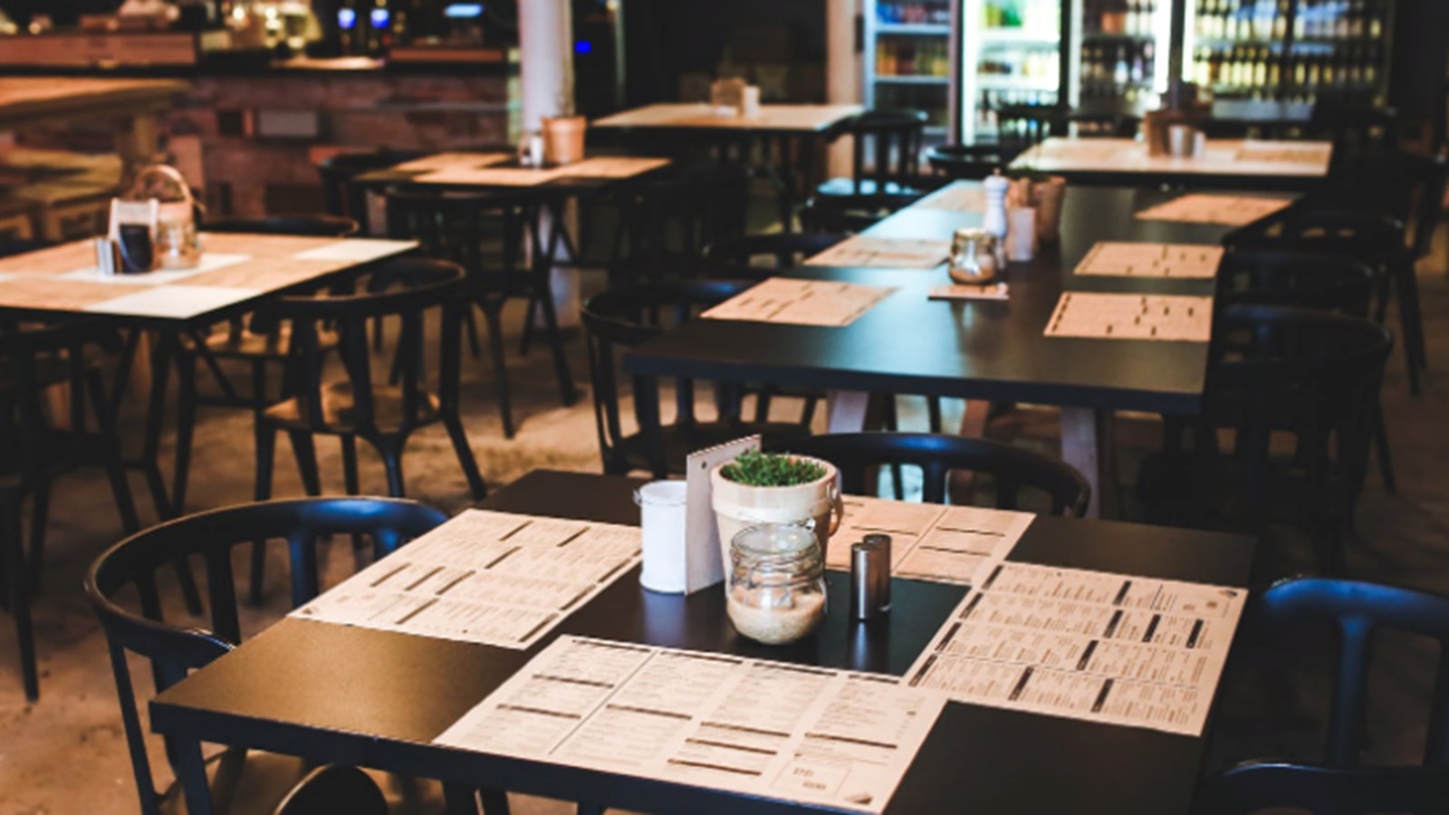 Les salles à manger de restaurants sont contraintes à la fermeture