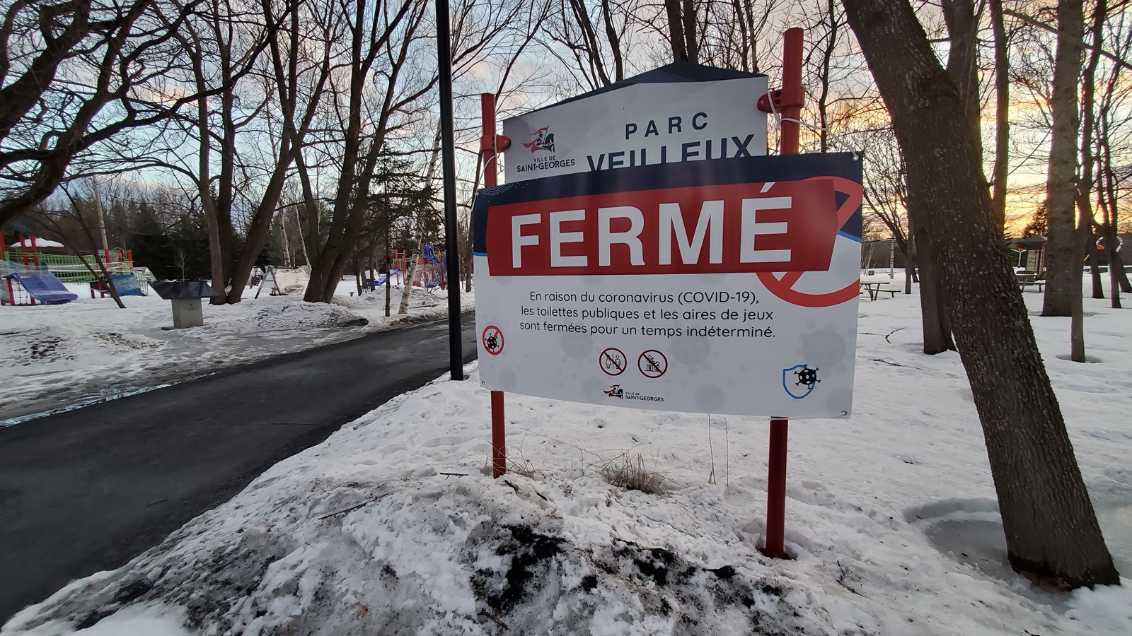 Opération pellicule de plastique dans les parcs à Saint-Georges