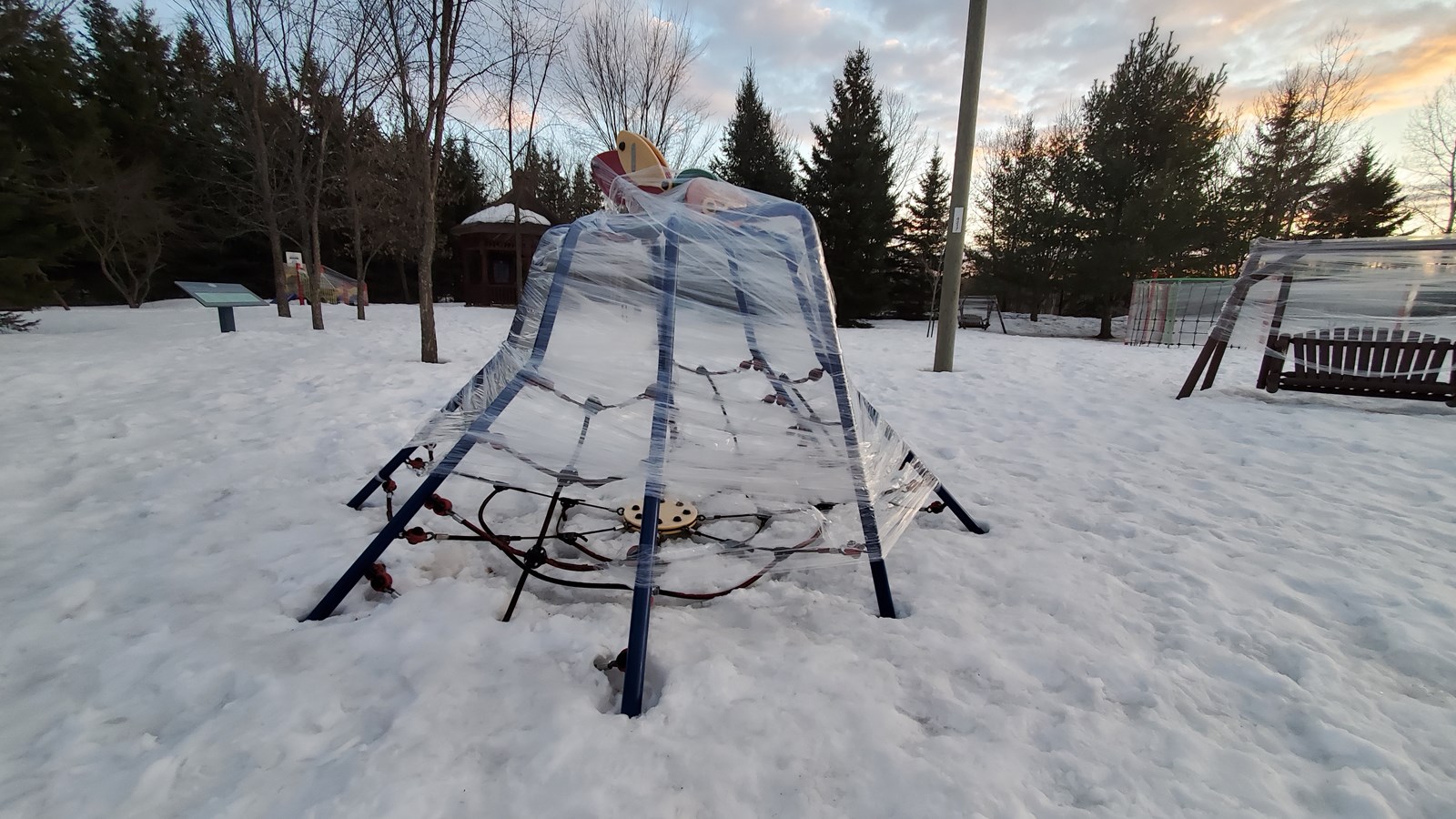 Opération pellicule de plastique dans les parcs à Saint-Georges