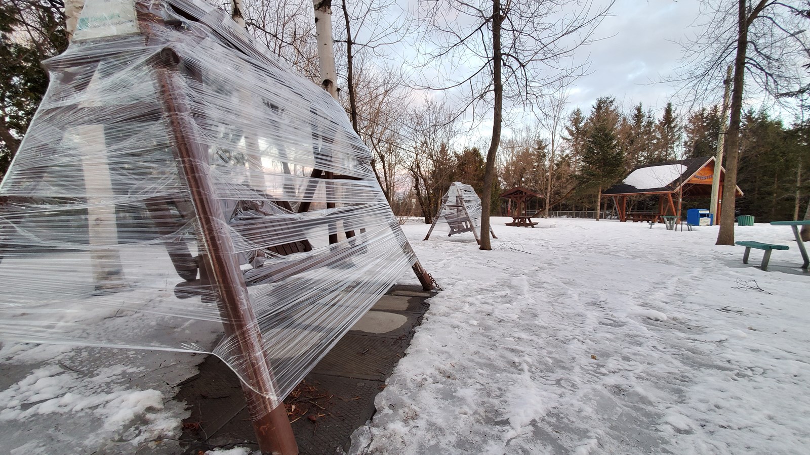 Opération pellicule de plastique dans les parcs à Saint-Georges