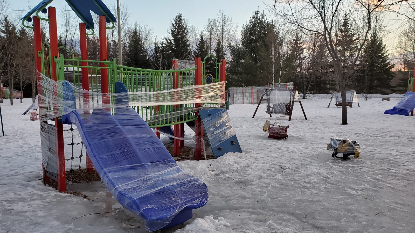 Opération pellicule de plastique dans les parcs à Saint-Georges