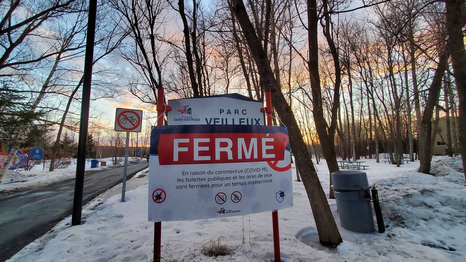 Opération pellicule de plastique dans les parcs à Saint-Georges