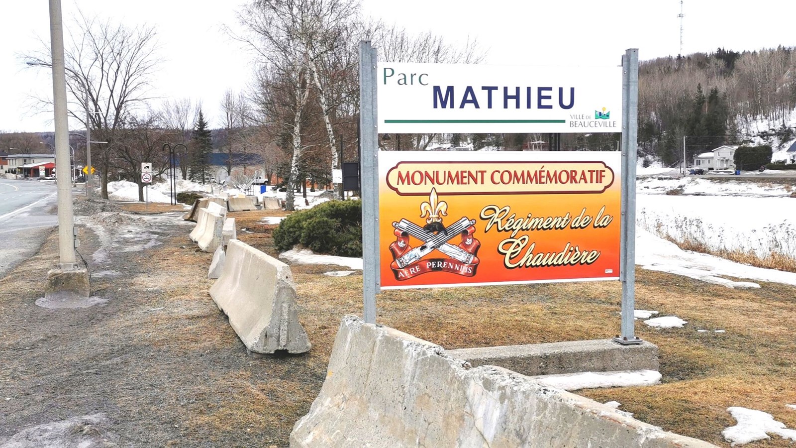 Un muret de blocs de béton a été installé dans le Parc Mathieu.