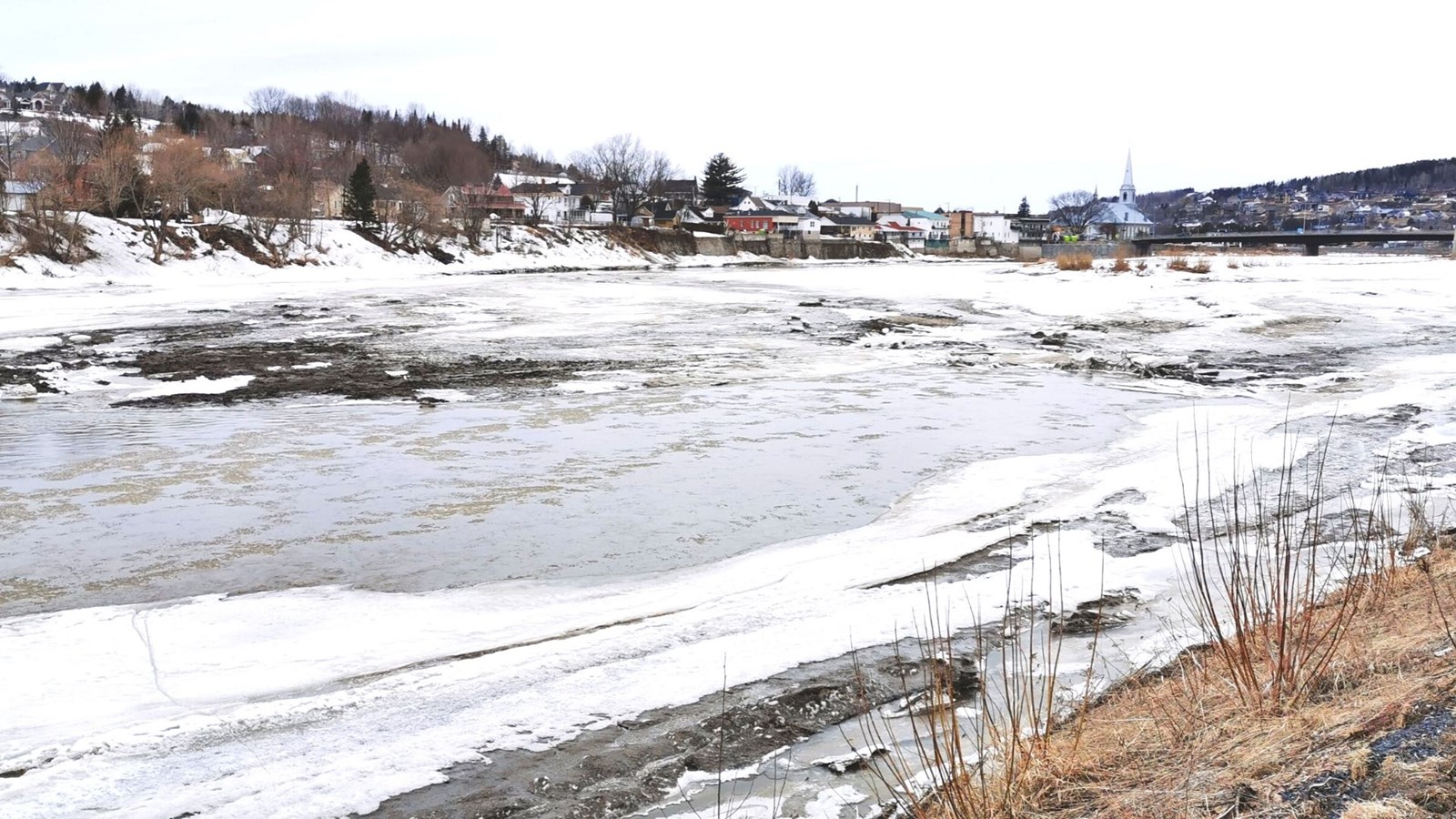 l y a très peu de frasil dans la couche de glace au centre-ville de Beauceville, dit le rapport d'Hydro Météo.