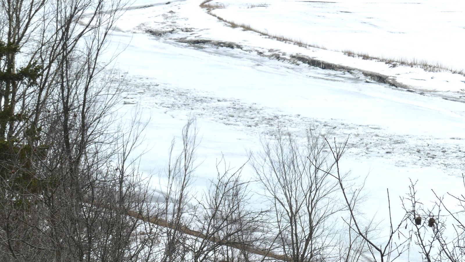 La «grenouille» créée une brèche centrale dans la glace.