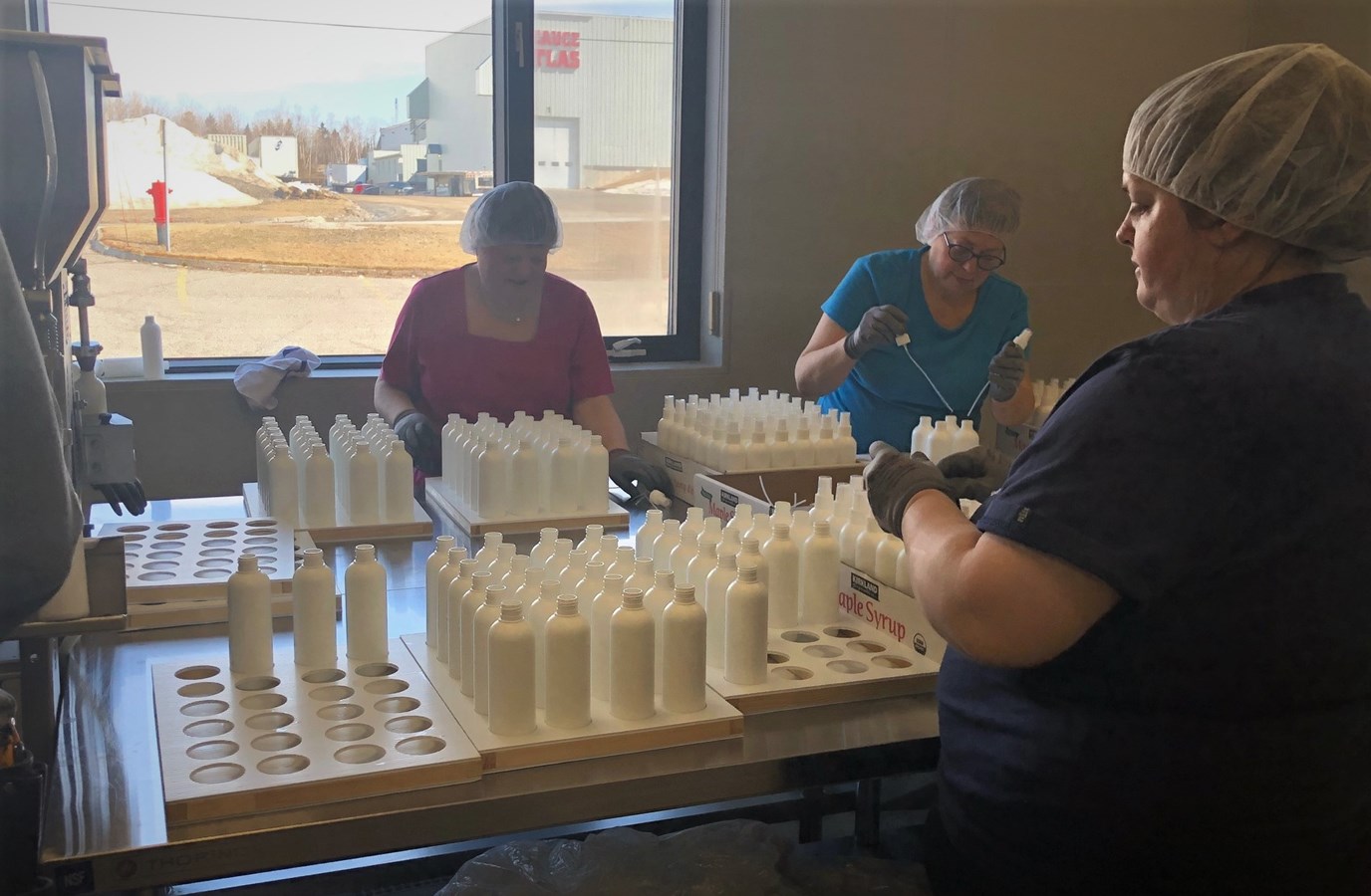 L'entreprise Dexterra produit 10 000 bouteilles de désinfectant à mains par jour
