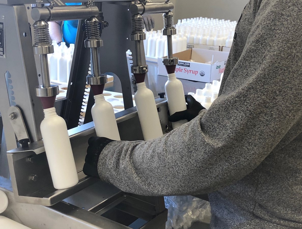 L'entreprise Dexterra produit 10 000 bouteilles de désinfectant à mains par jour