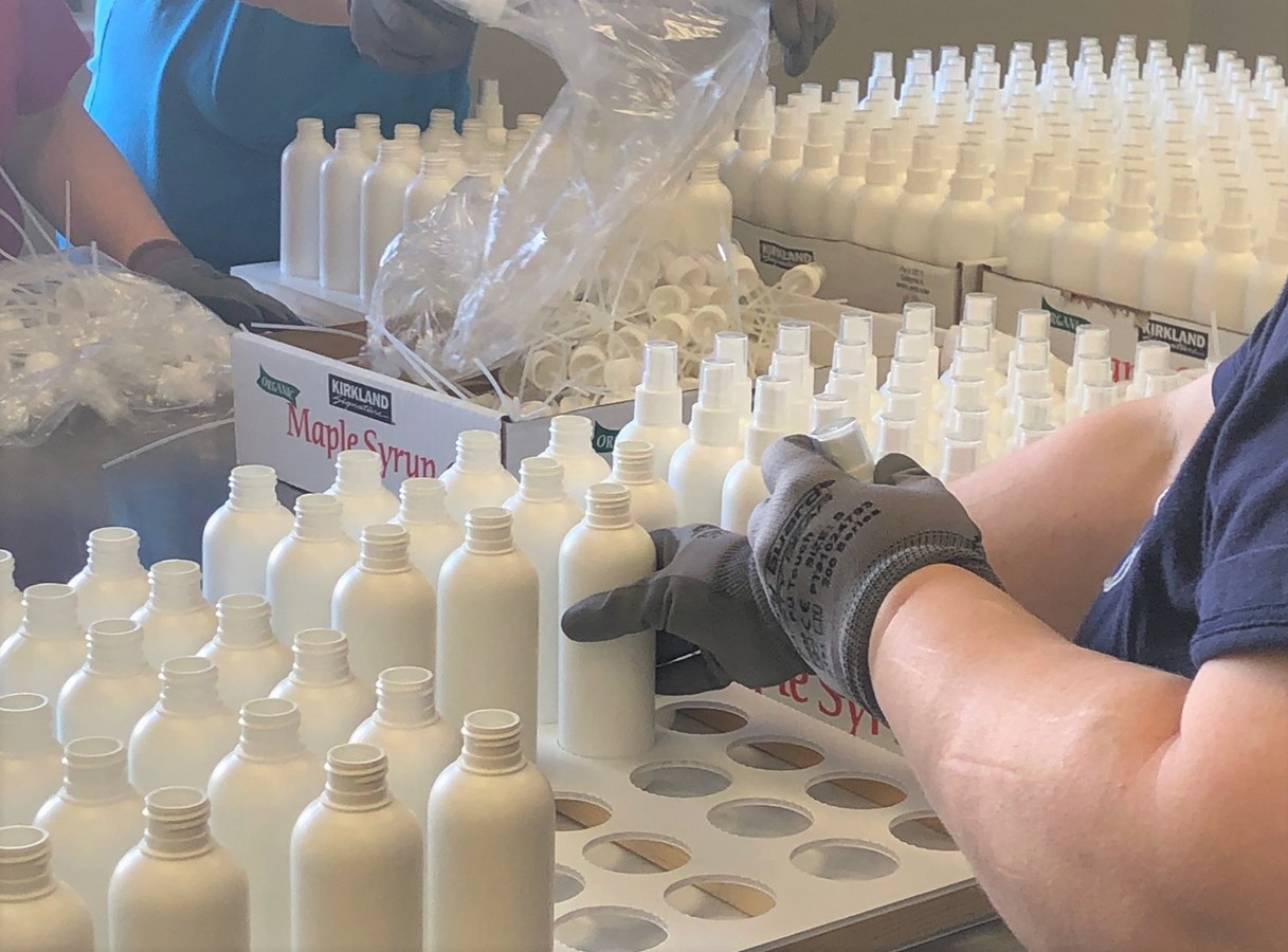 L'entreprise Dexterra produit 10 000 bouteilles de désinfectant à mains par jour