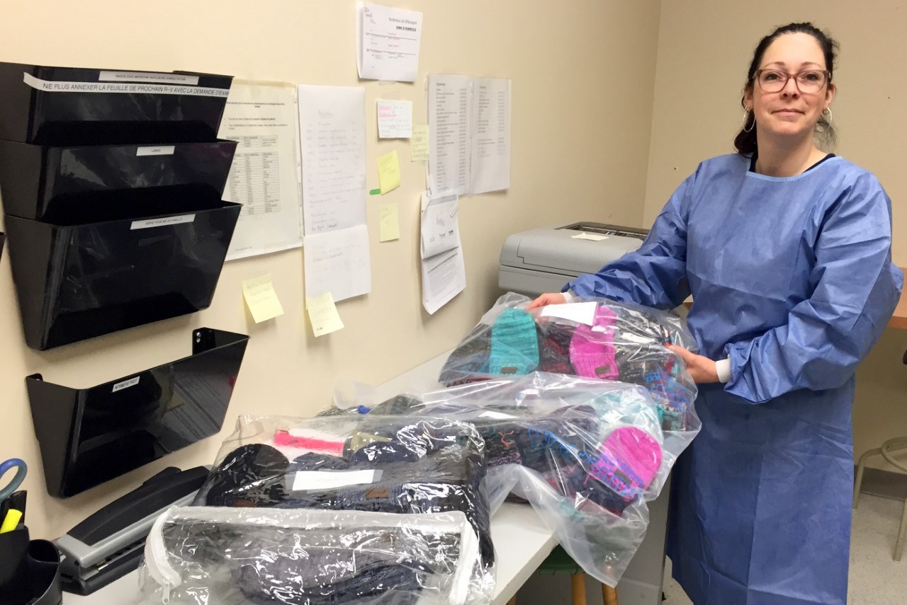 Le Tricot-Don produit 158 tuques pour les patients en oncologie
