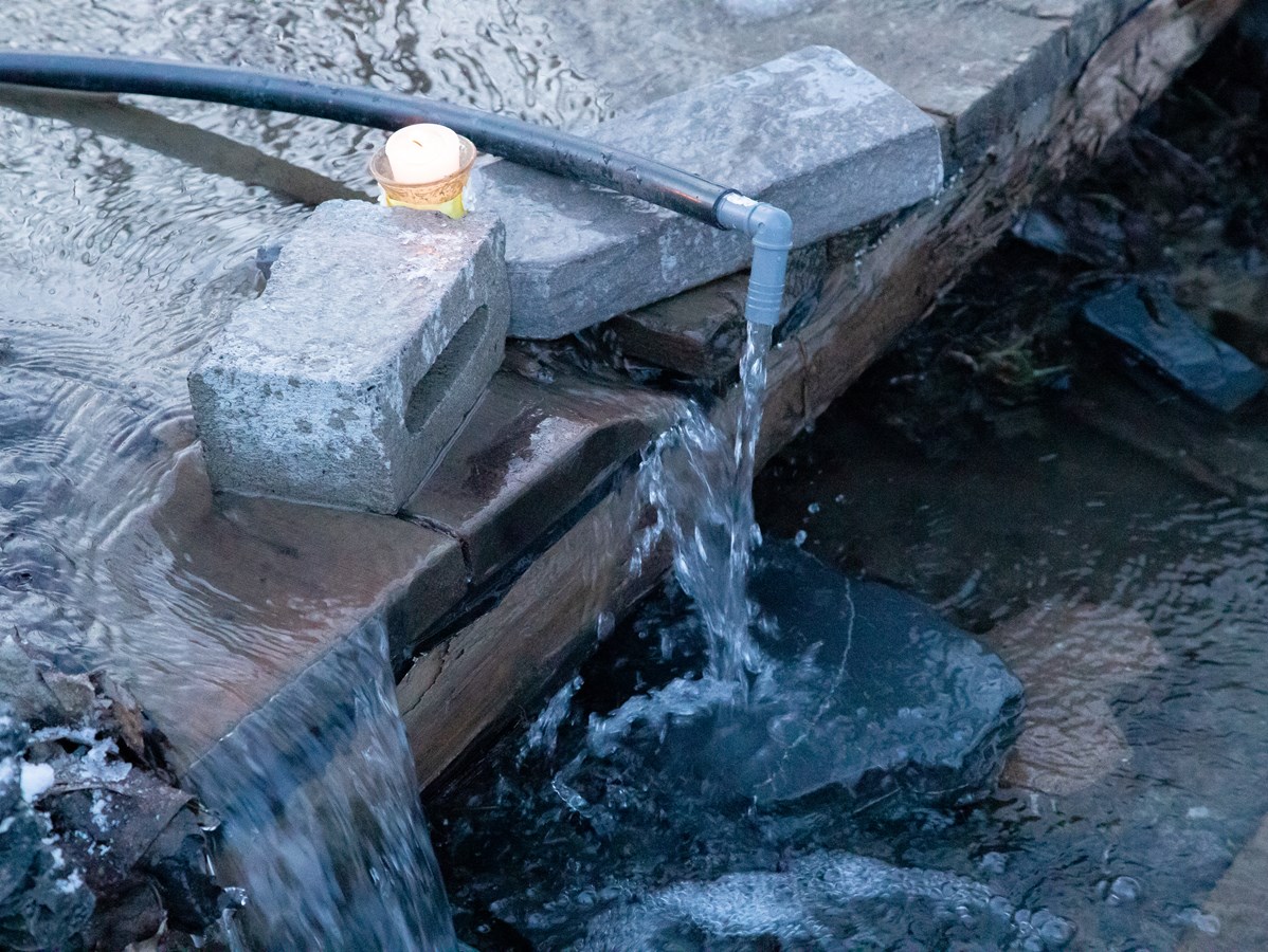 Un beau rituel : la cueillette de l'Eau de Pâques