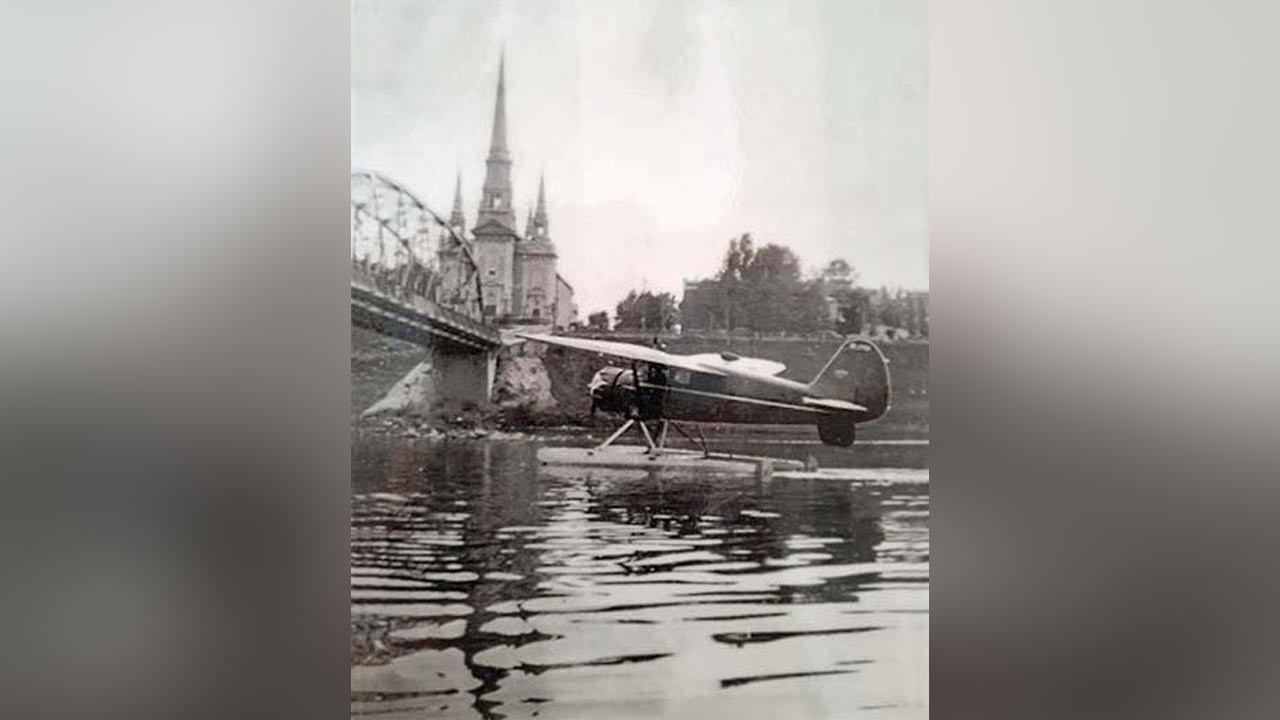 UN HYDRAVION PASSE EN-DESSOUS DU PONT DE FER