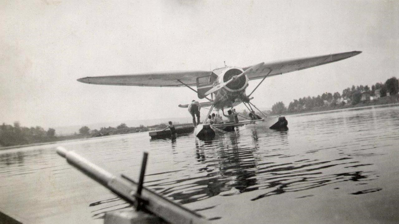 UN HYDRAVION PASSE EN-DESSOUS DU PONT DE FER