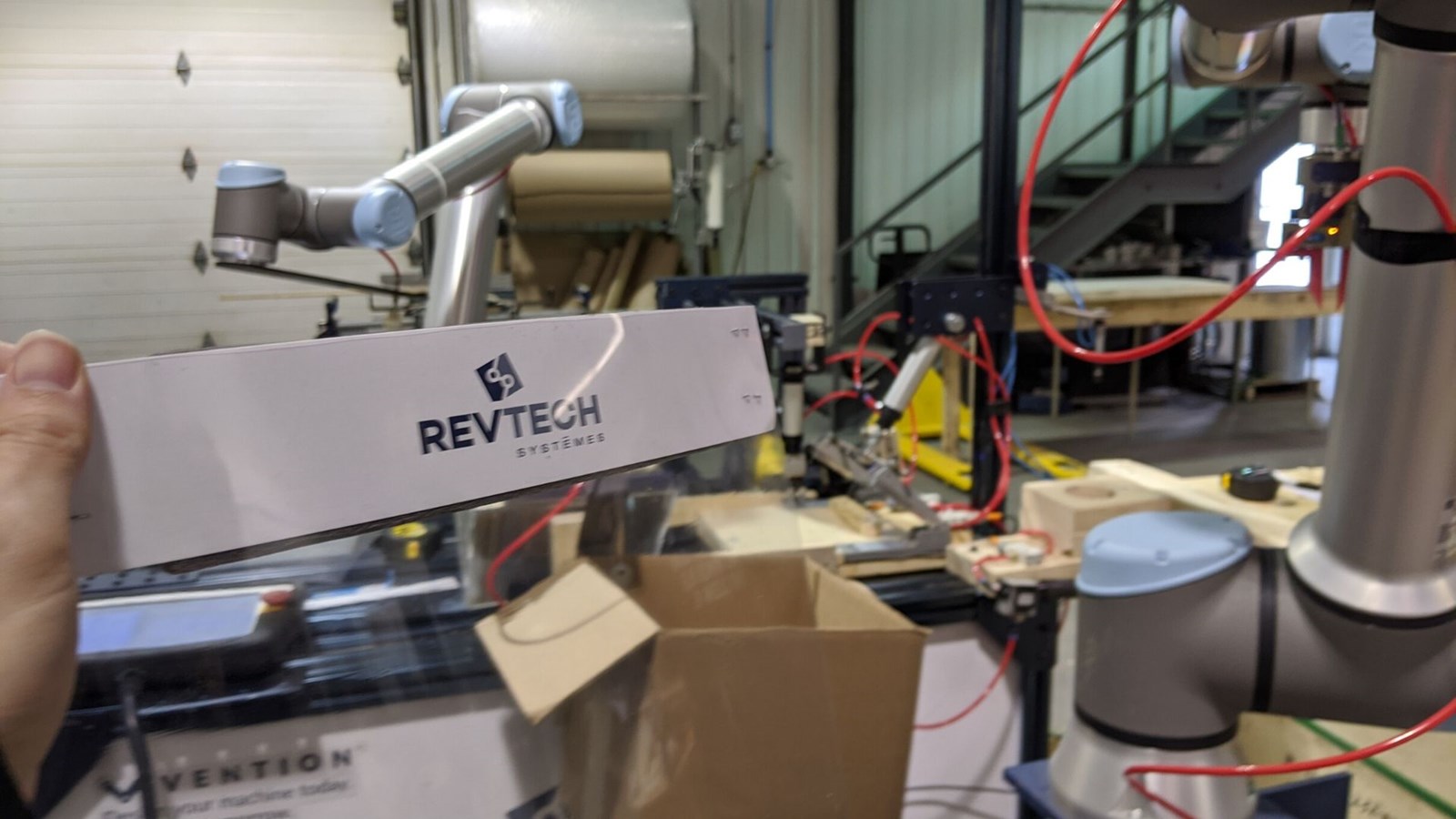 Revtech Sytèmes fabrique des visières à l'aide de robots collaboratifs