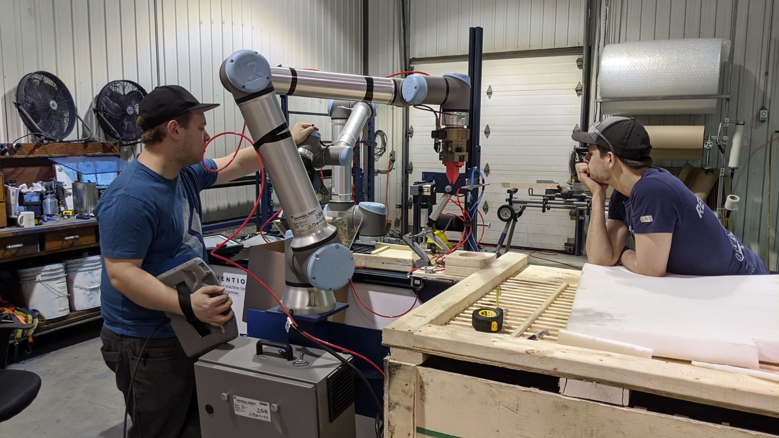 Revtech Sytèmes fabrique des visières à l'aide de robots collaboratifs