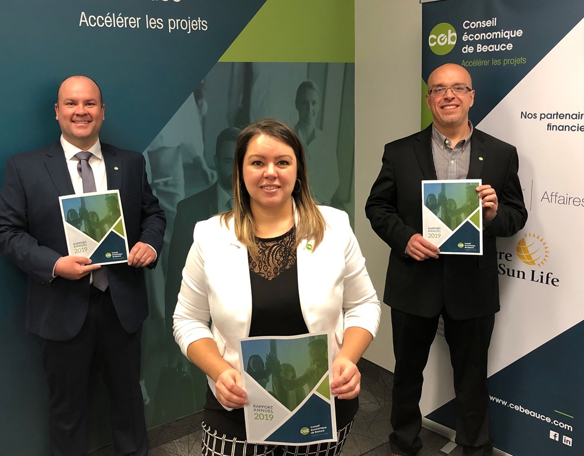 De gauche à droite, Luc Paquet, nouveau président du CEB, Hélène Latulippe, directrice générale et Tony Turcotte, président sortant.