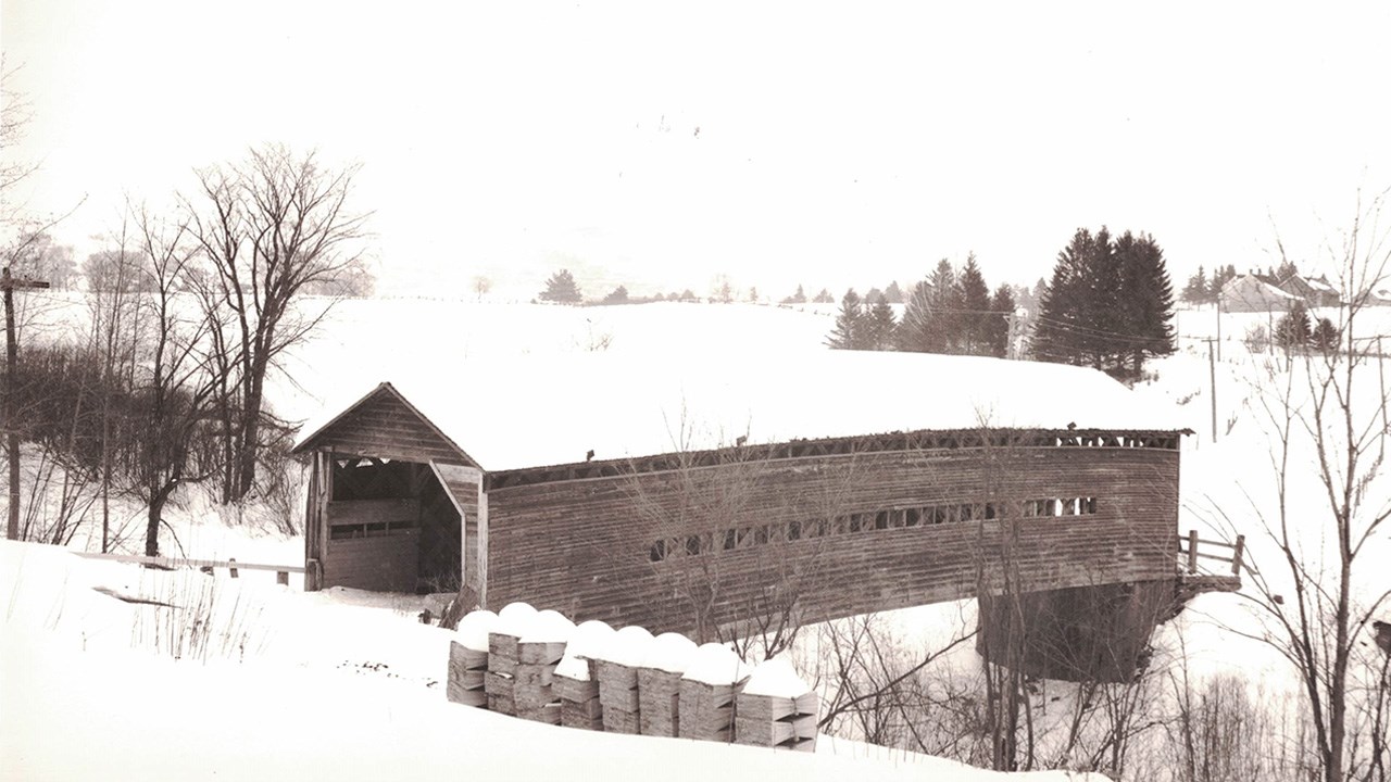 LE PONT ROUGE SUR LA RIVIÈRE POZER