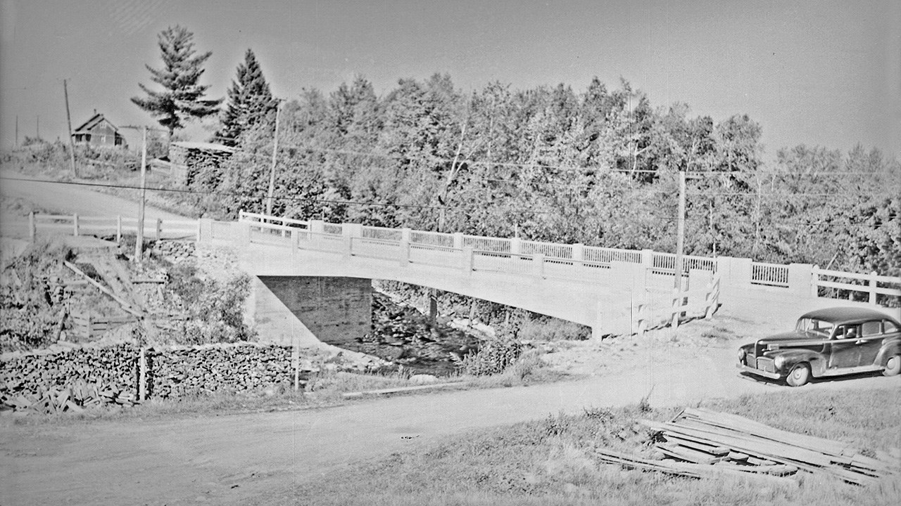 LE PONT ROUGE SUR LA RIVIÈRE POZER