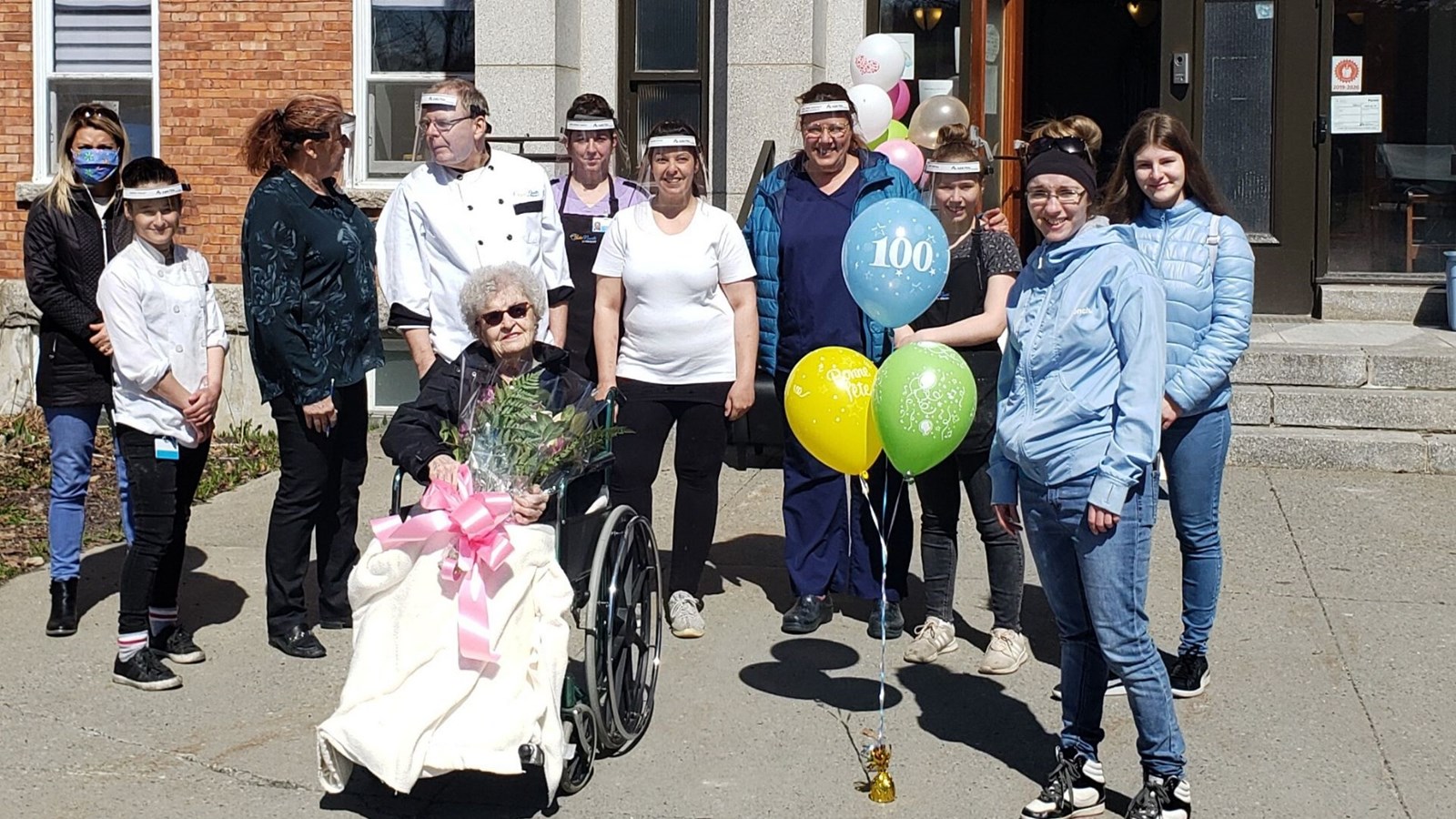 Mme Paula Poulin a fêté ses 100 ans bien entourée. 