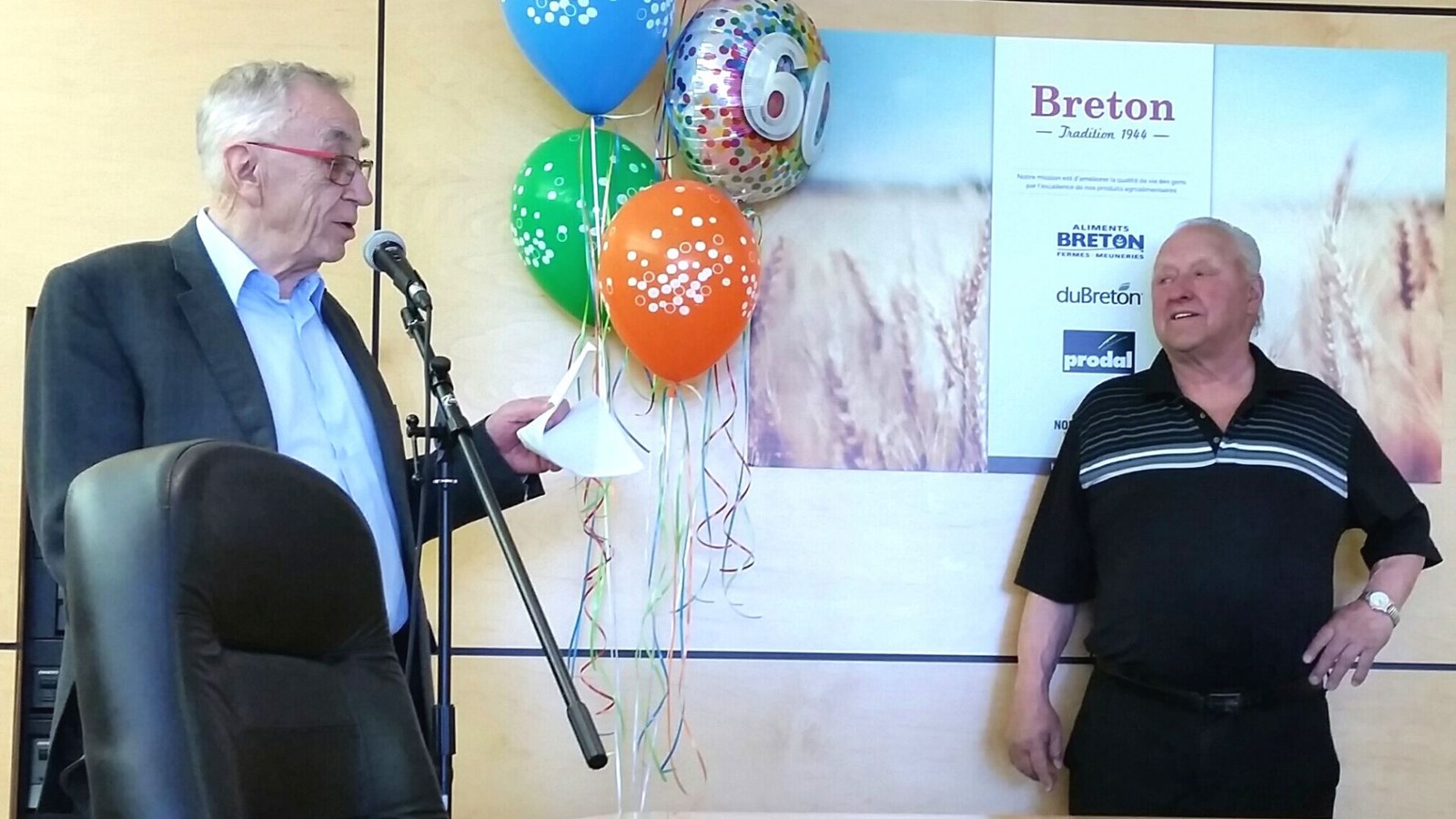 Le président Lucien Breton a félicité Marcel Côté que l'on aperçoit à droite sur la photo.