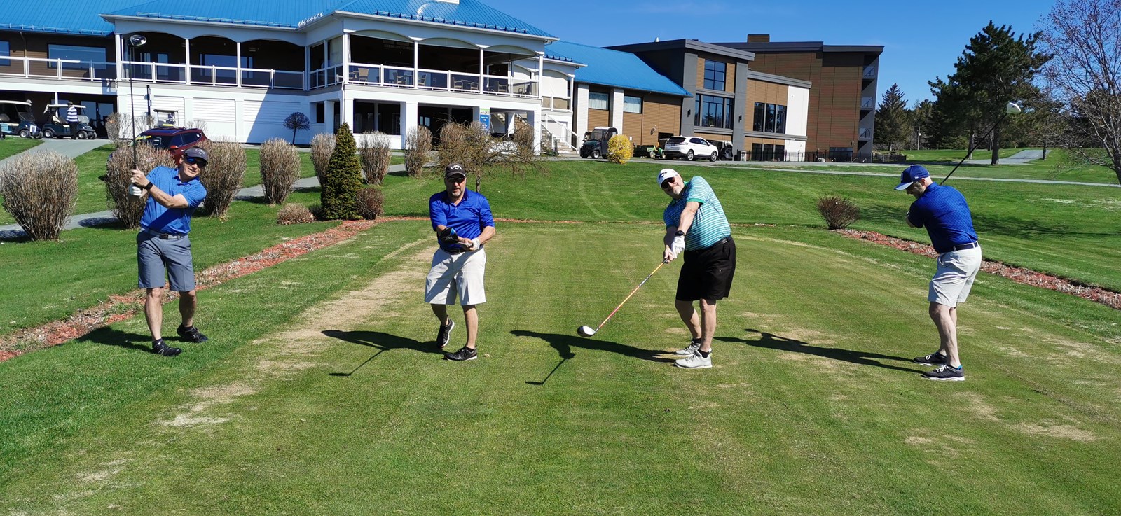 Des golfeurs heureux: Claude Fecteau, Bruno Poulin, Jacques Thibodeau et Richard Lessard.