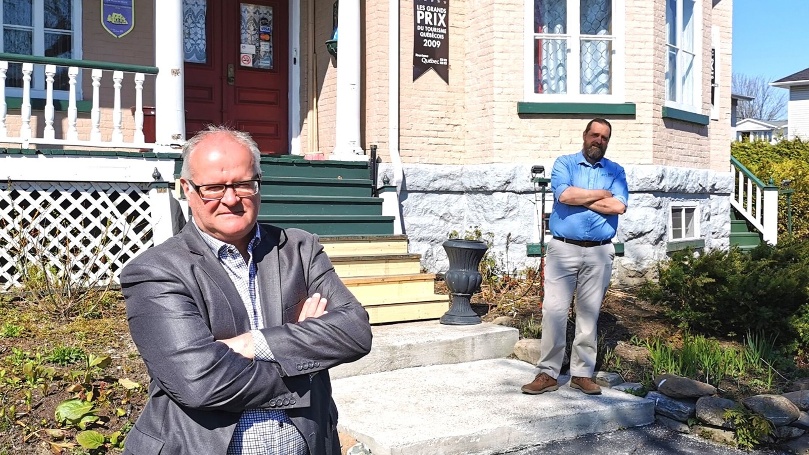 Devant, le maire François Veilleux; derrière, le directeur de l'urbanisme, Richard Longchamps.