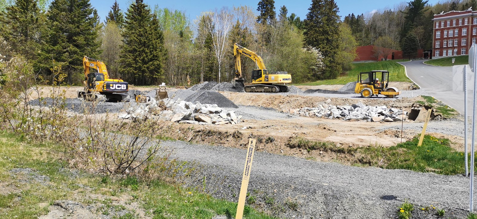 Les espaces de stationnement seront au pied du chemin qui mène à l'École ÙJésus-Marie.