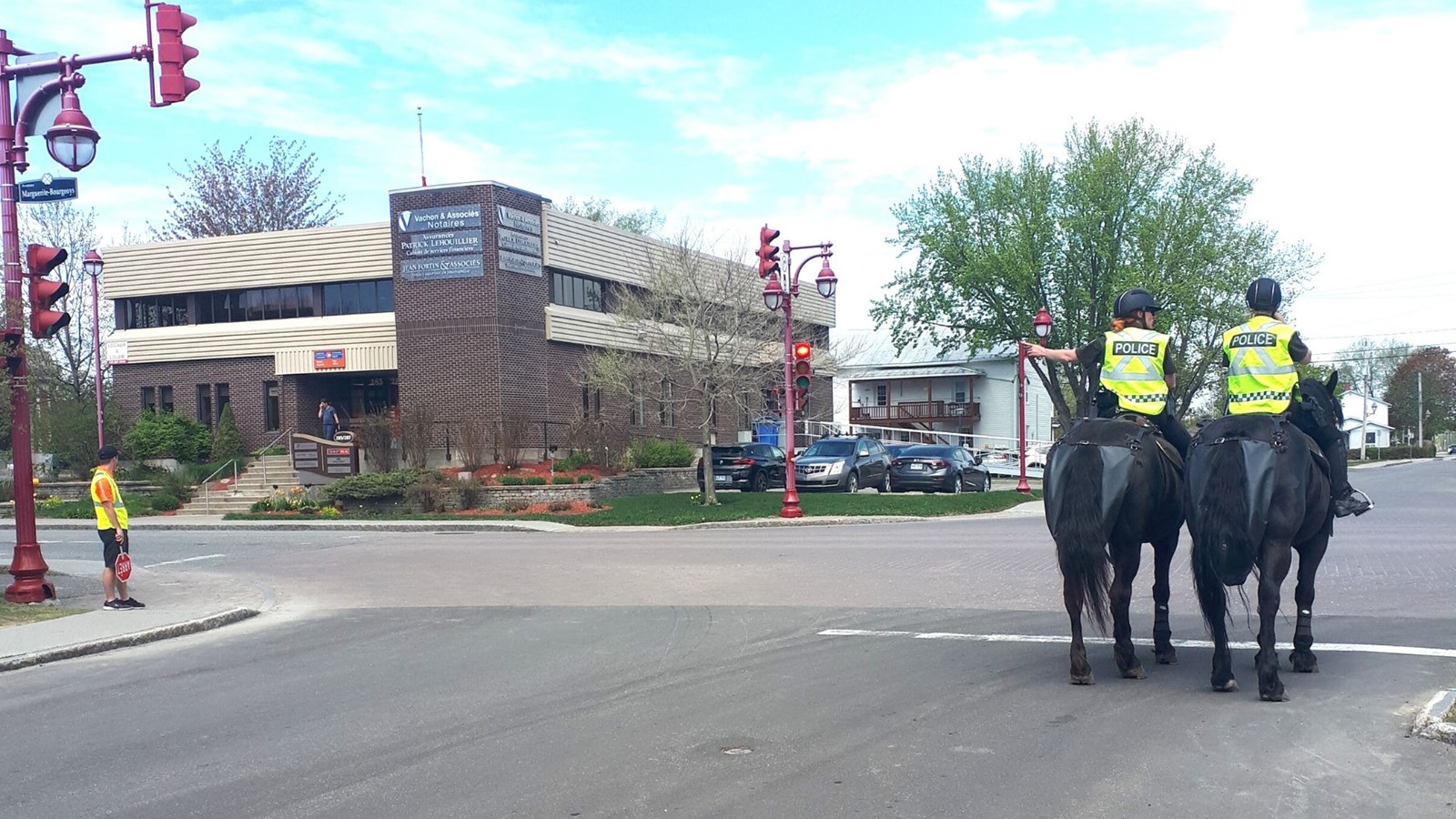 Deux agentes de l'équipe équestre de la Sûreté du Québec ont visité Sainte-Marie.