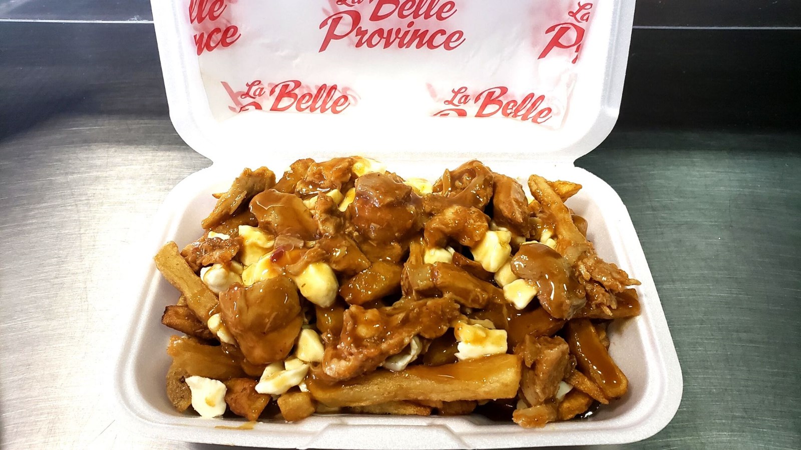 Deux poutines s'ajoutent au menu: porc effiloché et poulet au piment de Cayenne.