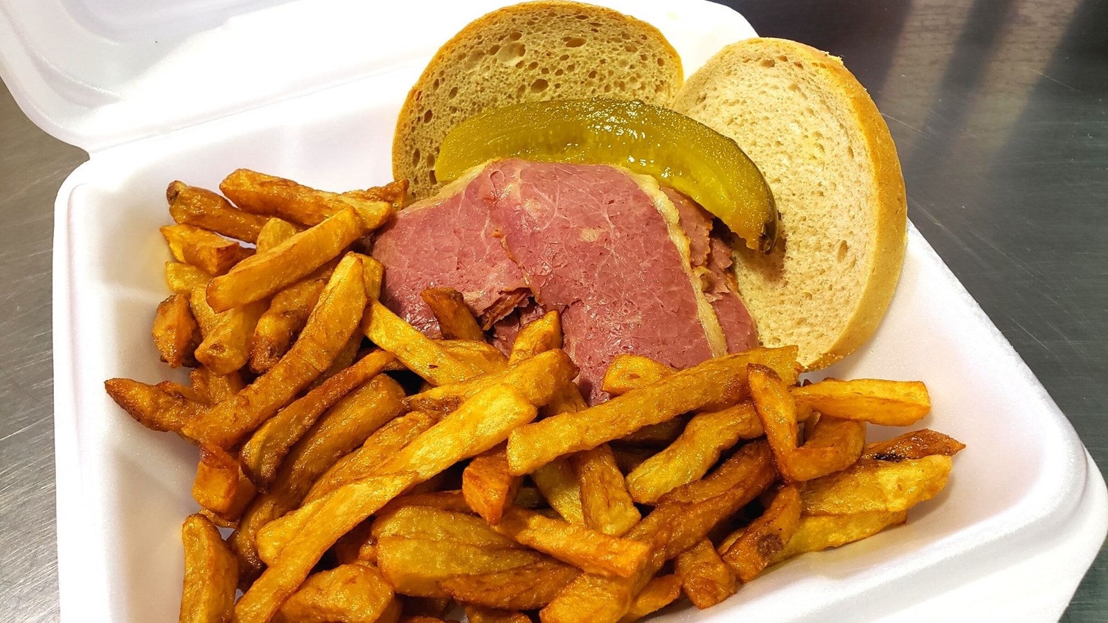 Le smoke meat est cuit entièrement à la vapeur et la cuisson des frites se fait maintenant de manière traditionnelle, soit dans la graisse, plutôt que l'huile.
